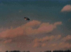 UFO пролетает мимо фермы