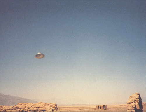 Куполообразный UFO пролетает над долиной