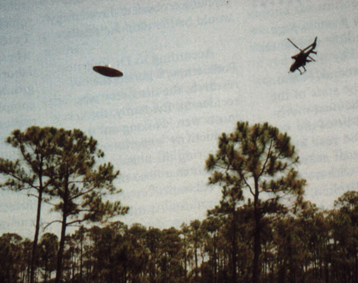 Военный вертолёт рядом с UFO. Подделка?