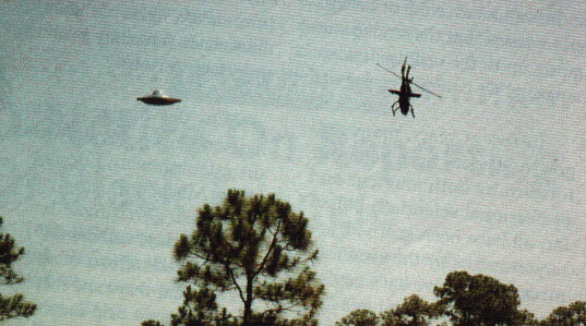 Военный вертолёт рядом с UFO. Подделка?