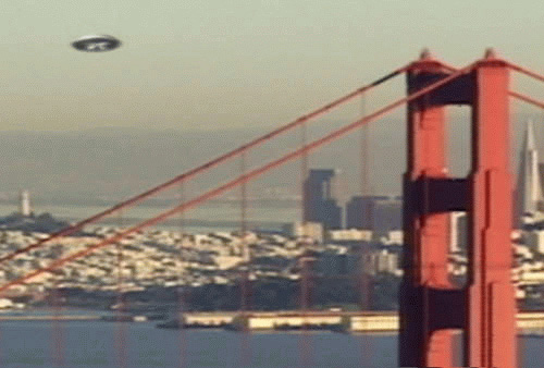 UFO пролетает над мостом